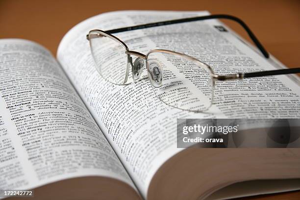 dictionary and eyeglasses - woordenboek stockfoto's en -beelden