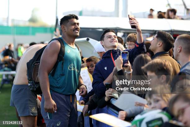 Will Skelton with fans during a Wallabies training session, at Stade Roger Baudras on October 07, 2023 in Saint-Etienne, France.