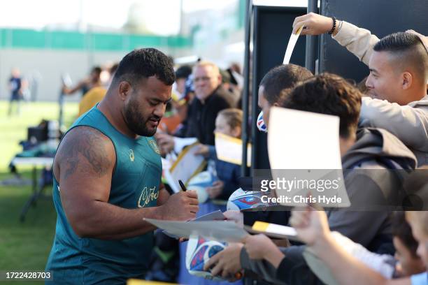 Taniela Tupou with fans during a Wallabies training session, at Stade Roger Baudras on October 07, 2023 in Saint-Etienne, France.