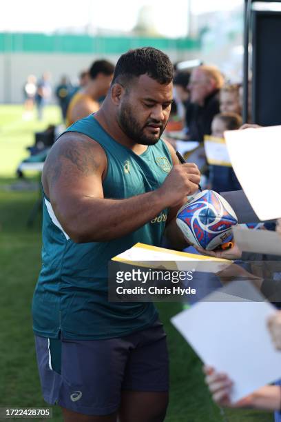 Taniela Tupou with fans during a Wallabies training session, at Stade Roger Baudras on October 07, 2023 in Saint-Etienne, France.