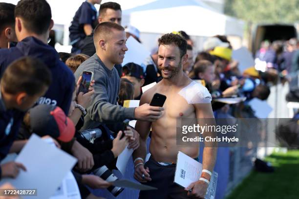 Nic White with fans during a Wallabies training session, at Stade Roger Baudras on October 07, 2023 in Saint-Etienne, France.