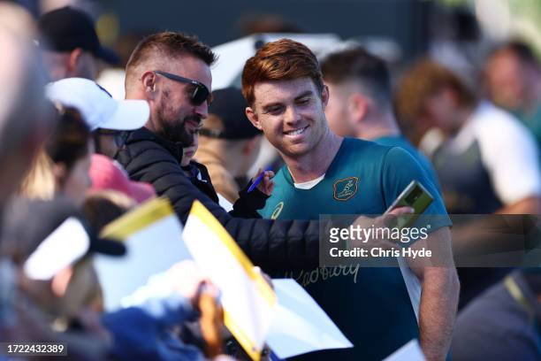 Andrew Kellaway with fans during a Wallabies training session, at Stade Roger Baudras on October 07, 2023 in Saint-Etienne, France.