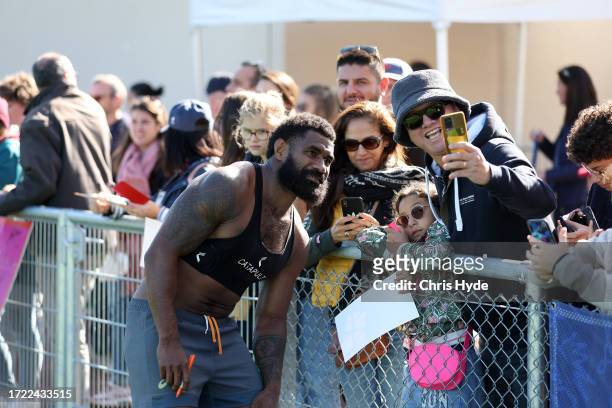 Marika Koroibete with fans during a Wallabies training session, at Stade Roger Baudras on October 07, 2023 in Saint-Etienne, France.