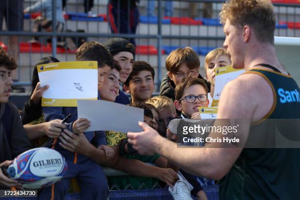 Matt Philip with fans during a Wallabies training session, at Stade Roger Baudras on October 07, 2023 in Saint-Etienne, France.