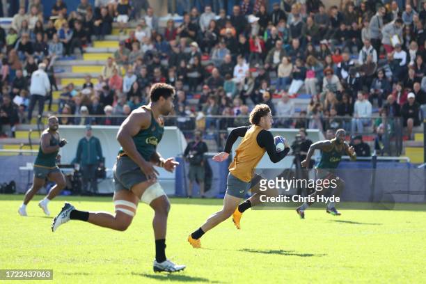 Mark Nawaqanitawase runs the ball during a Wallabies training session, at Stade Roger Baudras on October 07, 2023 in Saint-Etienne, France.