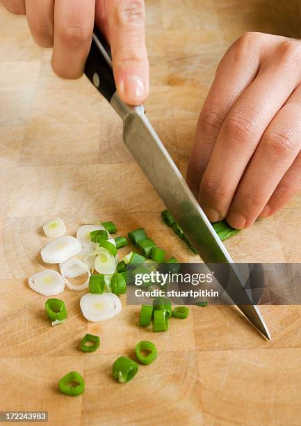 chopping spring onions - bosui stockfoto's en -beelden