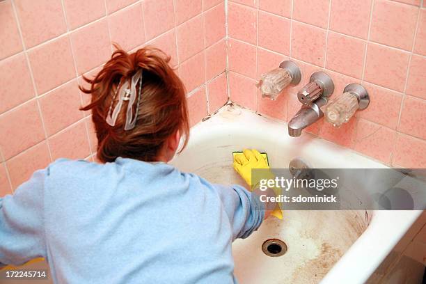 dirty bathtub - aspergillus stockfoto's en -beelden