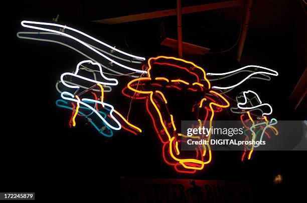 señal de neón longhorn de texas - fort worth fotografías e imágenes de stock