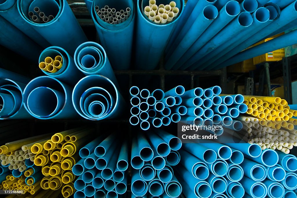 Tubos de azul e amarelo