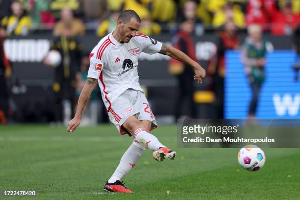Leonardo Bonucci of 1.FC Union Berlin scores the team's second goal from a penalty kick during the Bundesliga match between Borussia Dortmund and 1....
