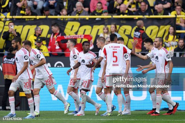 Leonardo Bonucci of 1.FC Union Berlin celebrates with team mates after scoring the team's second goal from a penalty kick during the Bundesliga match...