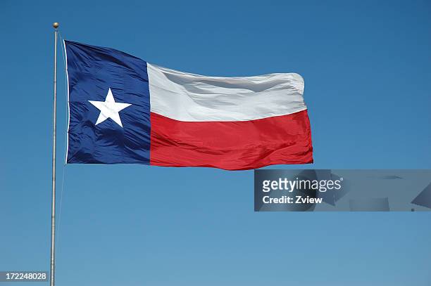 flying flagge von texas - texas state flag stock-fotos und bilder