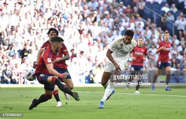 Jude Bellingham of Real Madrid scores their team's first goal during the LaLiga EA Sports match between Real Madrid CF and CA Osasuna at Estadio...
