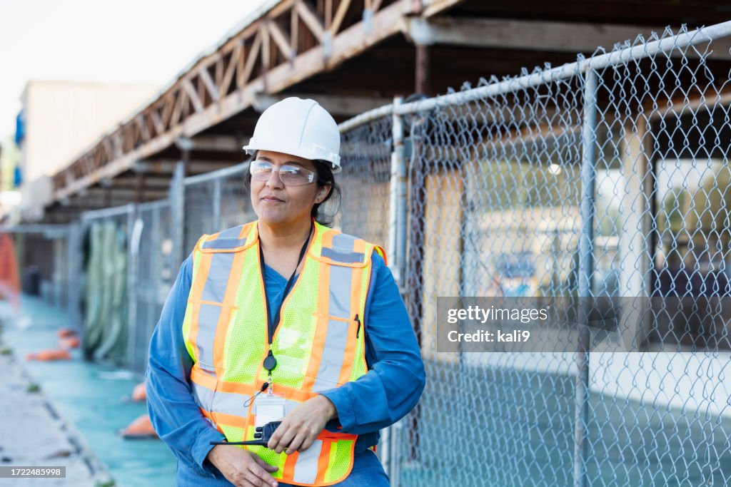 Trabalhadora da construção civil hispânica em pé ao ar livre