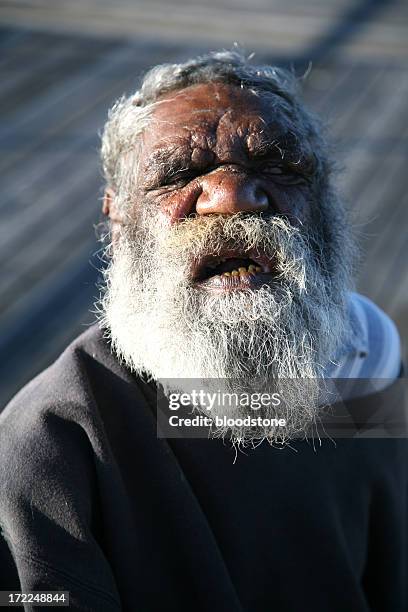 velho homem indígena - aboriginal man imagens e fotografias de stock