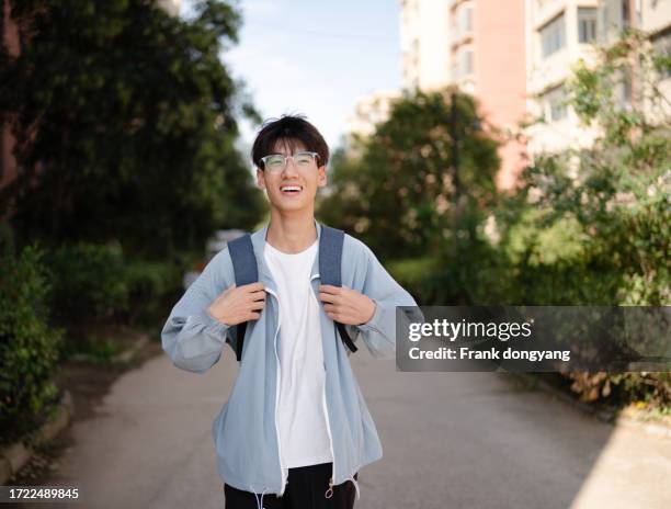 chinese college boy on campus - laatstejaars high school stockfoto's en -beelden