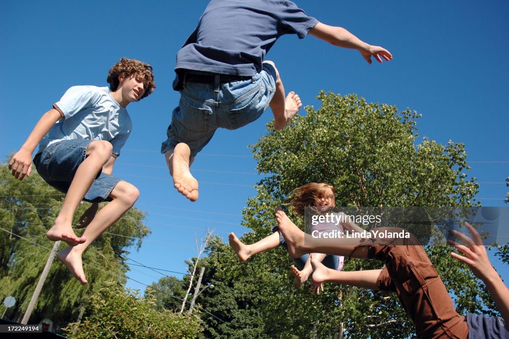 Kinder springen auf Trampolin