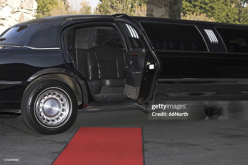 Tappeto rosso Limousine in attesa di stile glamour ricca evento Ballo di fine anno scolastico