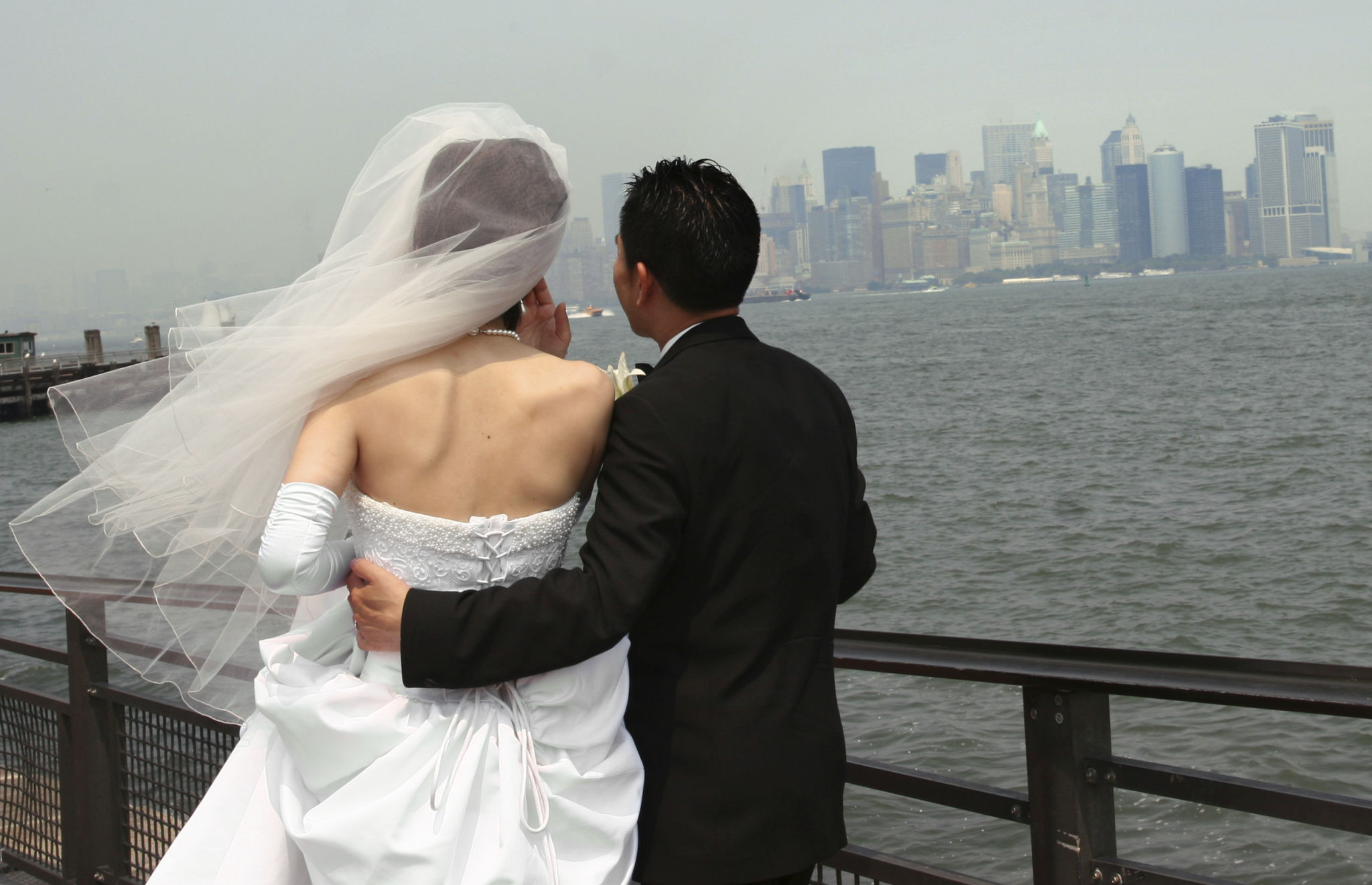 Newlyweds look at City Newlyweds look at City