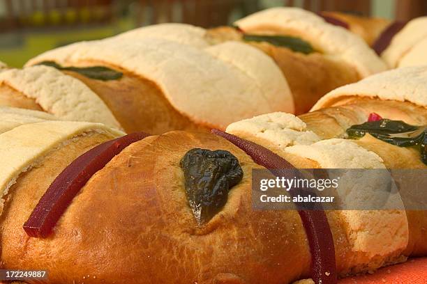 thread of kings - rosca de reyes stock pictures, royalty-free photos & images