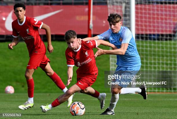 Cody Pennington of Liverpool and Liam Hunt of Sunderland in action during the U18 Premier League match at AXA Training Centre on October 07, 2023 in...