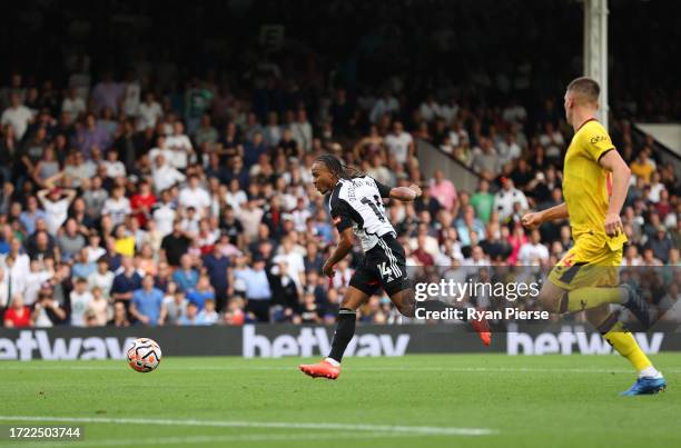 Bobby Reid of Fulham scores the team's first goal during the Premier League match between Fulham FC and Sheffield United at Craven Cottage on October...