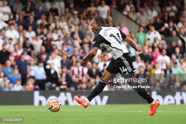 Bobby Reid of Fulham scores the team's first goal during the Premier League match between Fulham FC and Sheffield United at Craven Cottage on October...