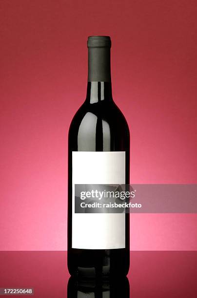 roten wein flasche mit leeren label - wein etikette stock-fotos und bilder