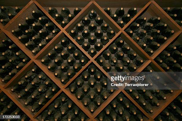 stapel von hautalterung wein flaschen - wine room stock-fotos und bilder