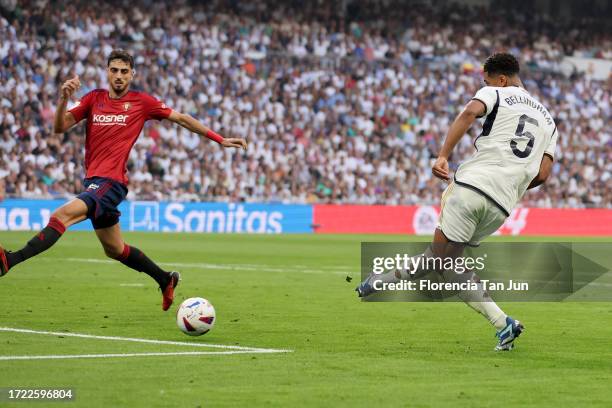 Jude Bellingham of Real Madrid scores the team's second goal during the LaLiga EA Sports match between Real Madrid CF and CA Osasuna at Estadio...