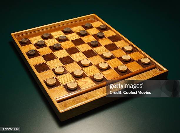チェッカーズます。の移動してください。格子縞の緑のテーブル - checkers game ストックフォトと画像
