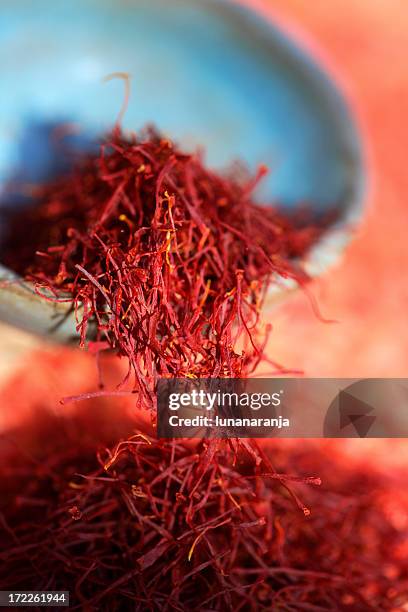 vermelho açafrão. - estigma imagens e fotografias de stock