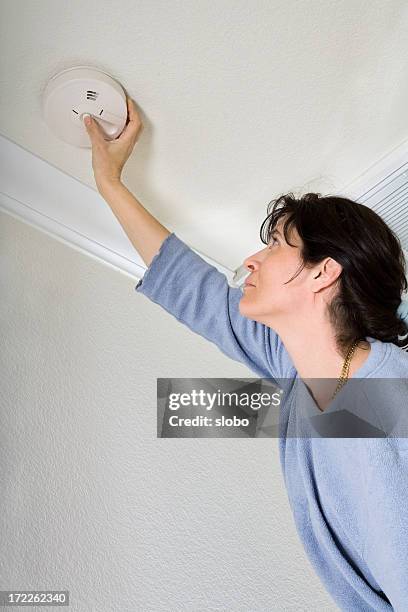 detector de humo de inspección - detector de humo fotografías e imágenes de stock