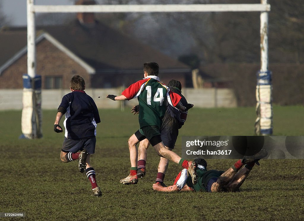 Junge auf dem Boden in einem rugby-Spiel