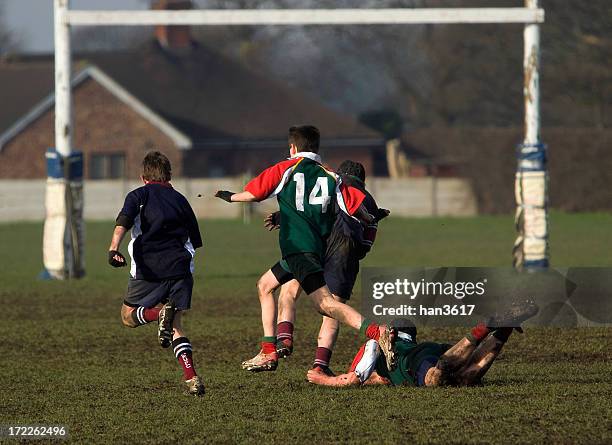 boy sobre el terreno en un juego de rugby - liga de rugby fotografías e imágenes de stock