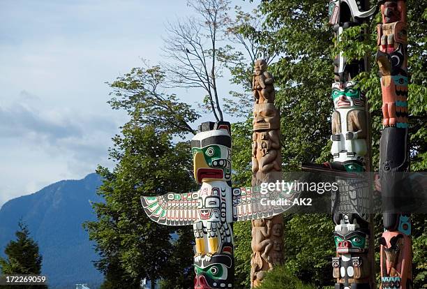 totem polos - stanley park fotografías e imágenes de stock