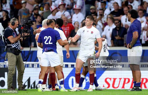 Christian Leali'ifano of Samoa shakes hands with Owen Farrell of England after the Rugby World Cup France 2023 match between England and Samoa at...