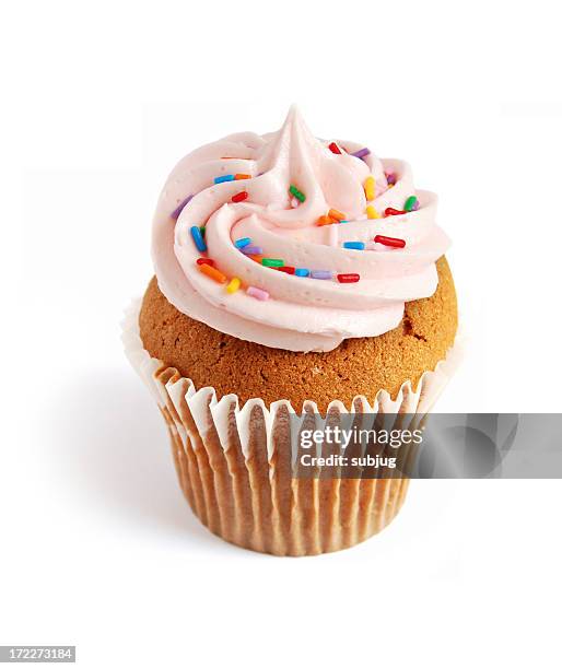 cupcake mit bunt spinkles - cupcake freisteller stock-fotos und bilder