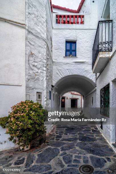 narrow street in cadaqués, catalonia, spain - castellfollit de la roca stock-fotos und bilder