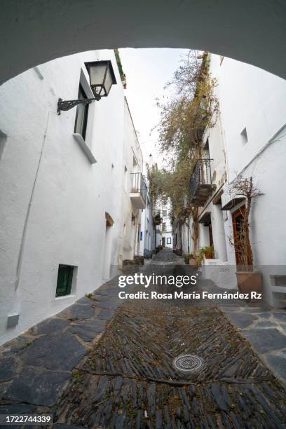 narrow street in cadaqués, catalonia, spain - castellfollit de la roca stock pictures, royalty-free photos & images