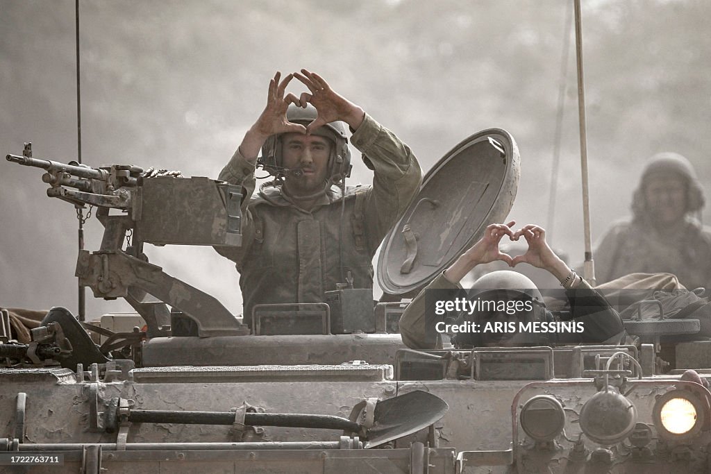 Idf Graphics Graphic content / Israeli soldiers make the heart sign with their ...