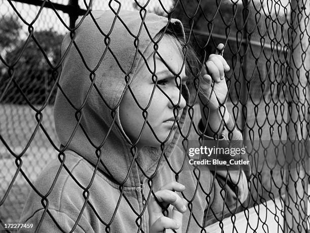 viso dietro la staccionata#2 - esclusione foto e immagini stock