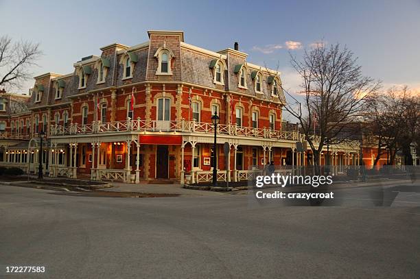 colonial building in niagara on the lake - niagara on the lake stock pictures, royalty-free photos & images