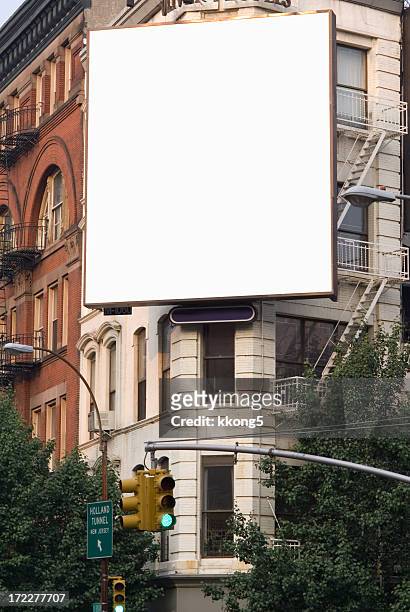 pubblicità billboard spazio a manhattan new york - composizione verticale foto e immagini stock