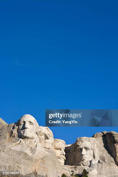 monumento nacional do monte de rushmore com céu azul, dakota do sul, eua - mt rushmore national monument imagens e fotografias de stock