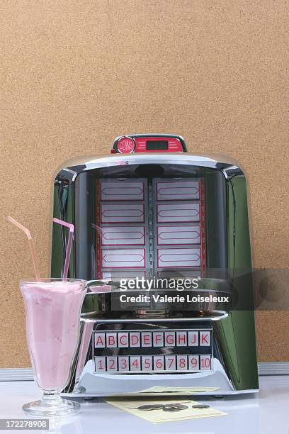 tabletop jukebox and milkshake - 50s diner bildbanksfoton och bilder