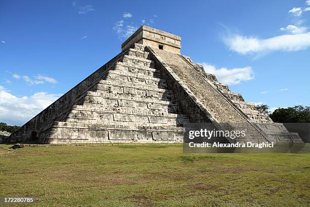 maya pyramide chichen itza. - vestigial wing stock-fotos und bilder