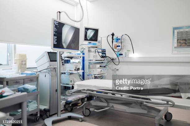 empty bed in a hospital intensive care - technical medical equipment stock pictures, royalty-free photos & images