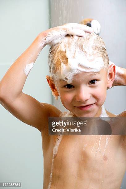 waschen jungen - boy taking a shower stock-fotos und bilder