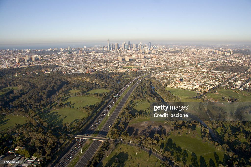 Skyline von Melbourne und eastern freeway